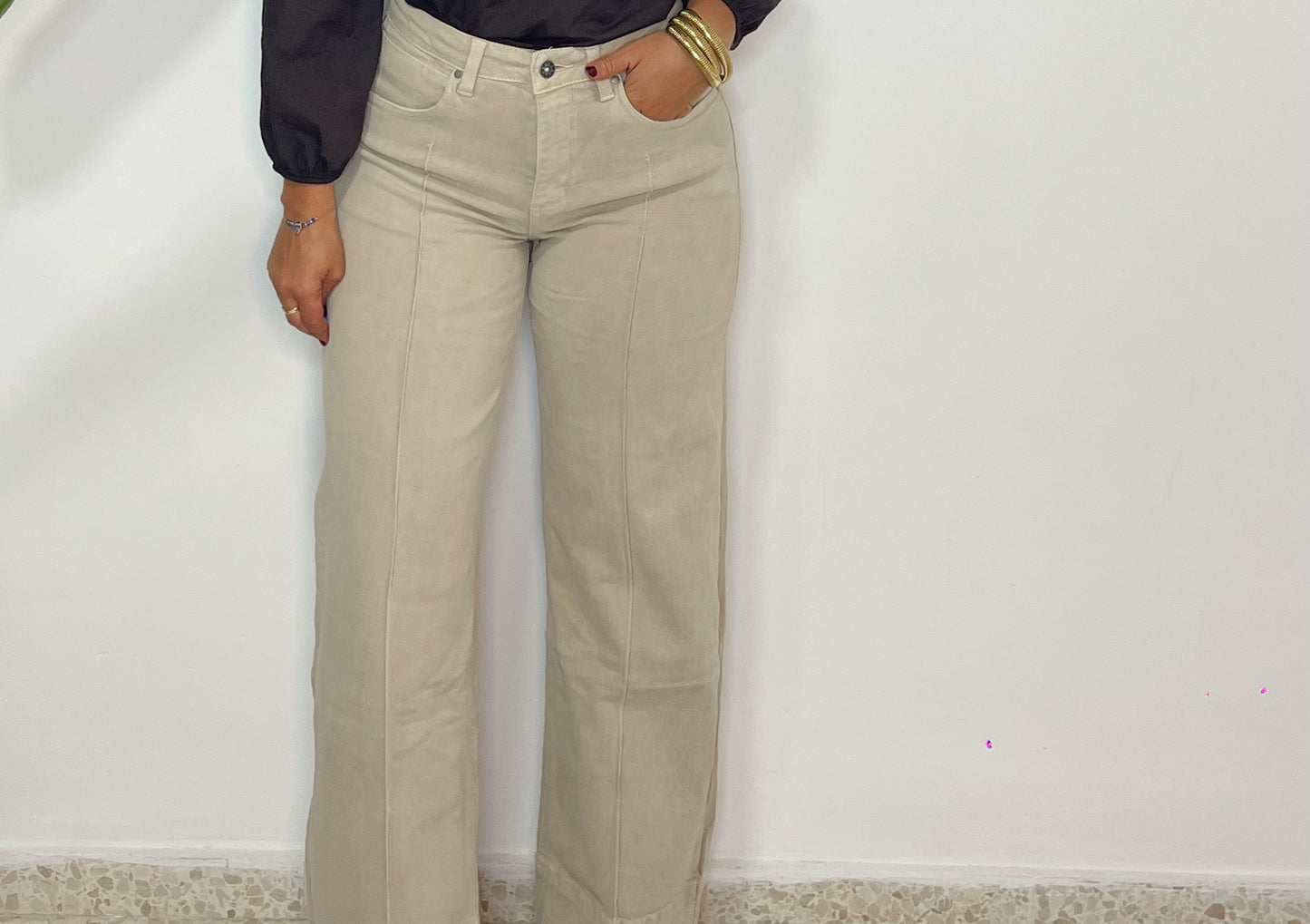 Pantalon Vaquero beige wide leg tiro alto linea y vespunte bajo