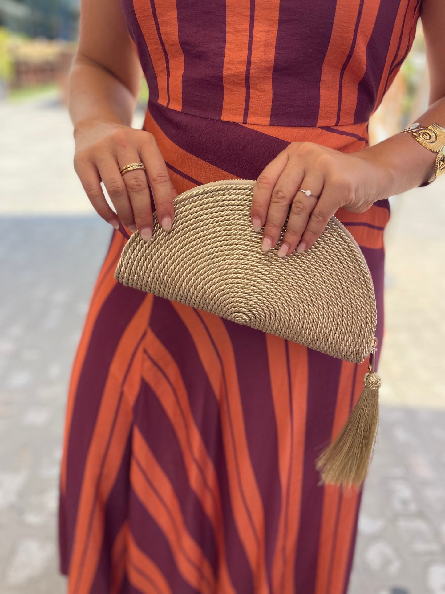 Bolso de mano dorado