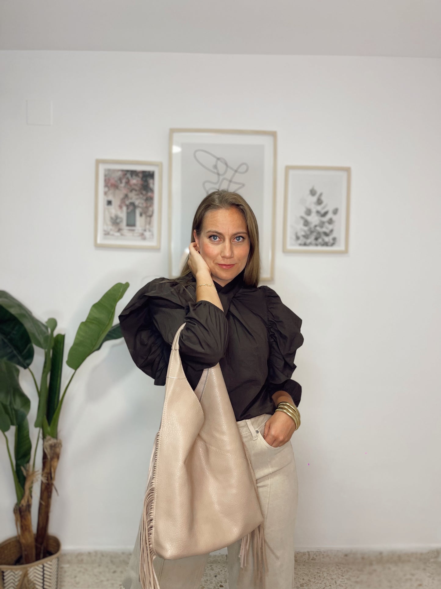 Bolso flecos efecto piel beige + neceser interior + cinta bandolera