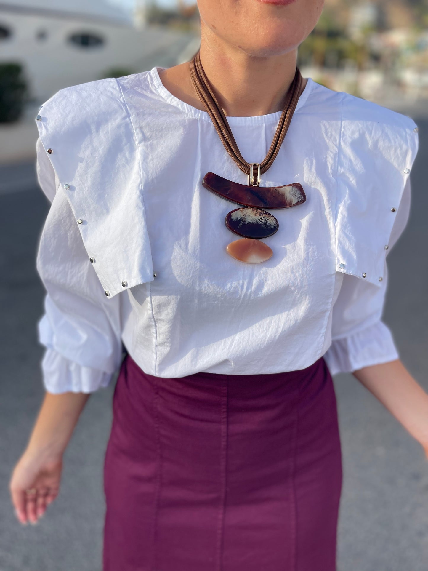 Blusa solapas tachuelas