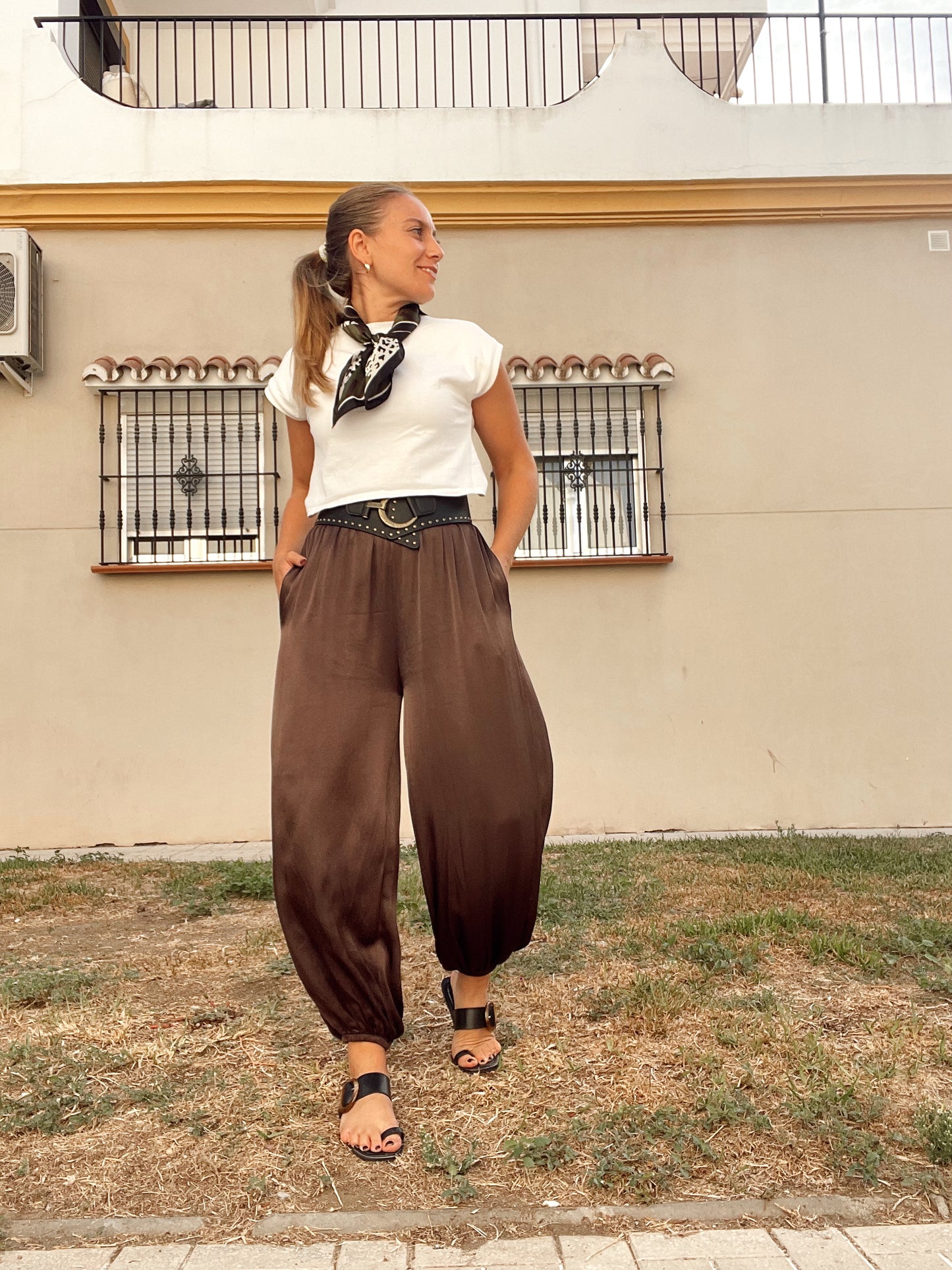 Pantalón bombacho satinado con bolsillos