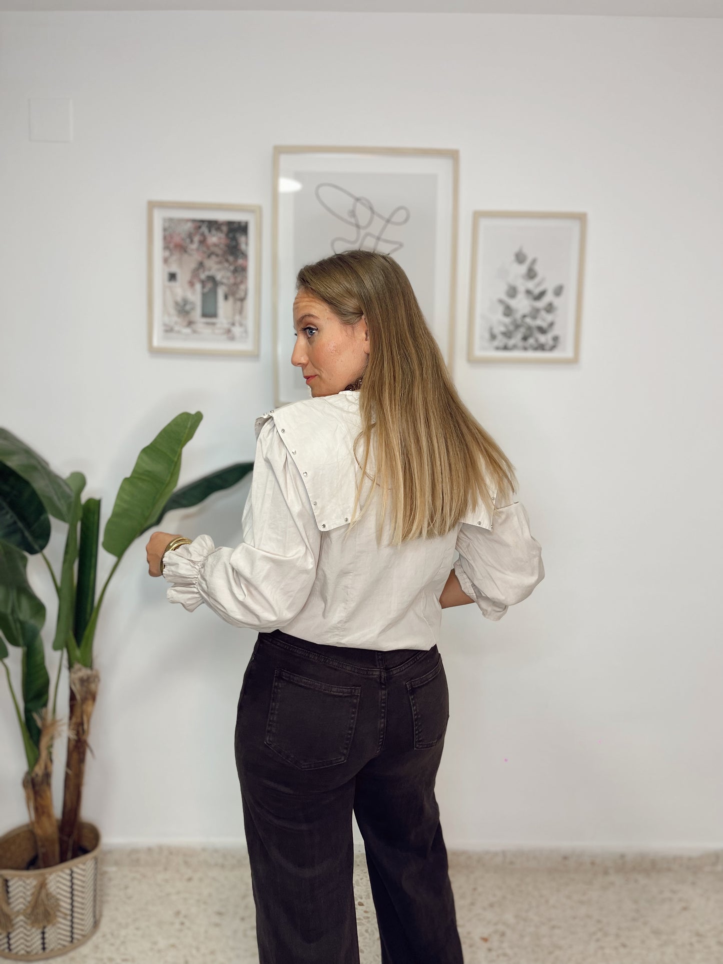 Blusa solapas tachuelas beige
