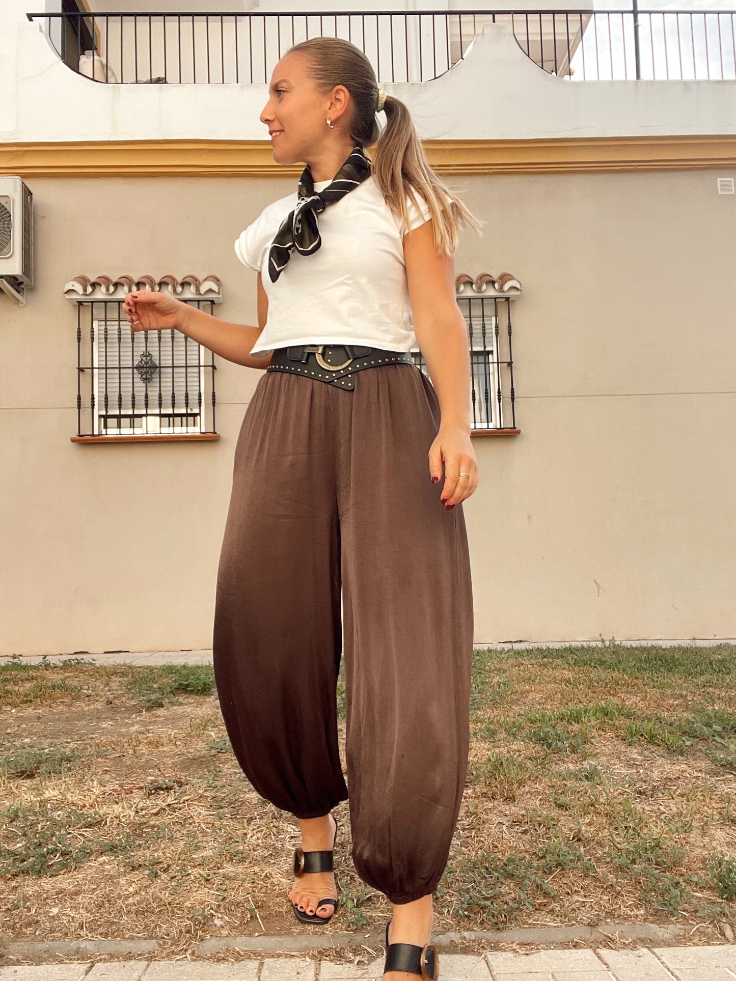 Pantalón bombacho satinado con bolsillos