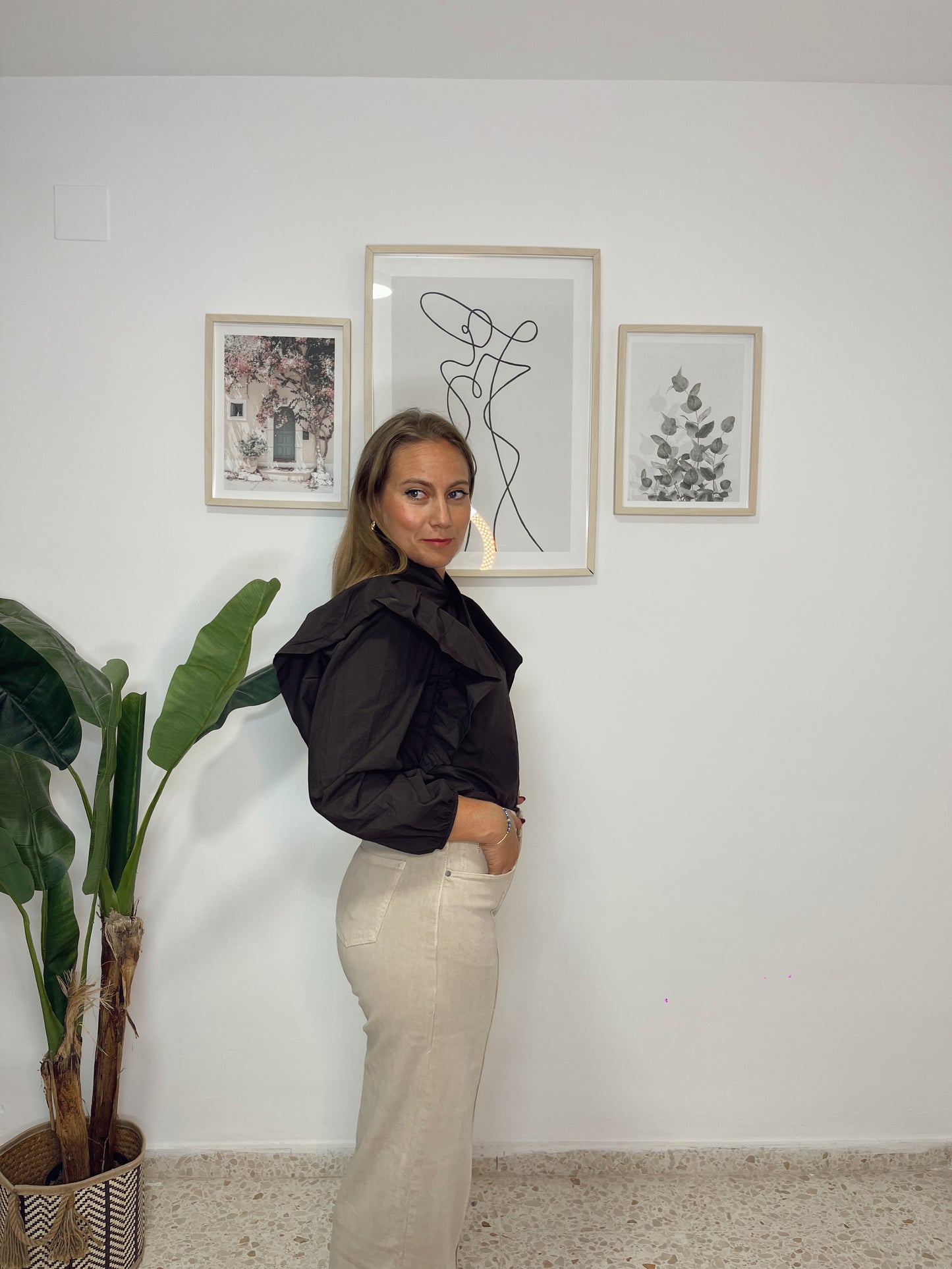 Pantalon Vaquero beige wide leg tiro alto linea y vespunte bajo