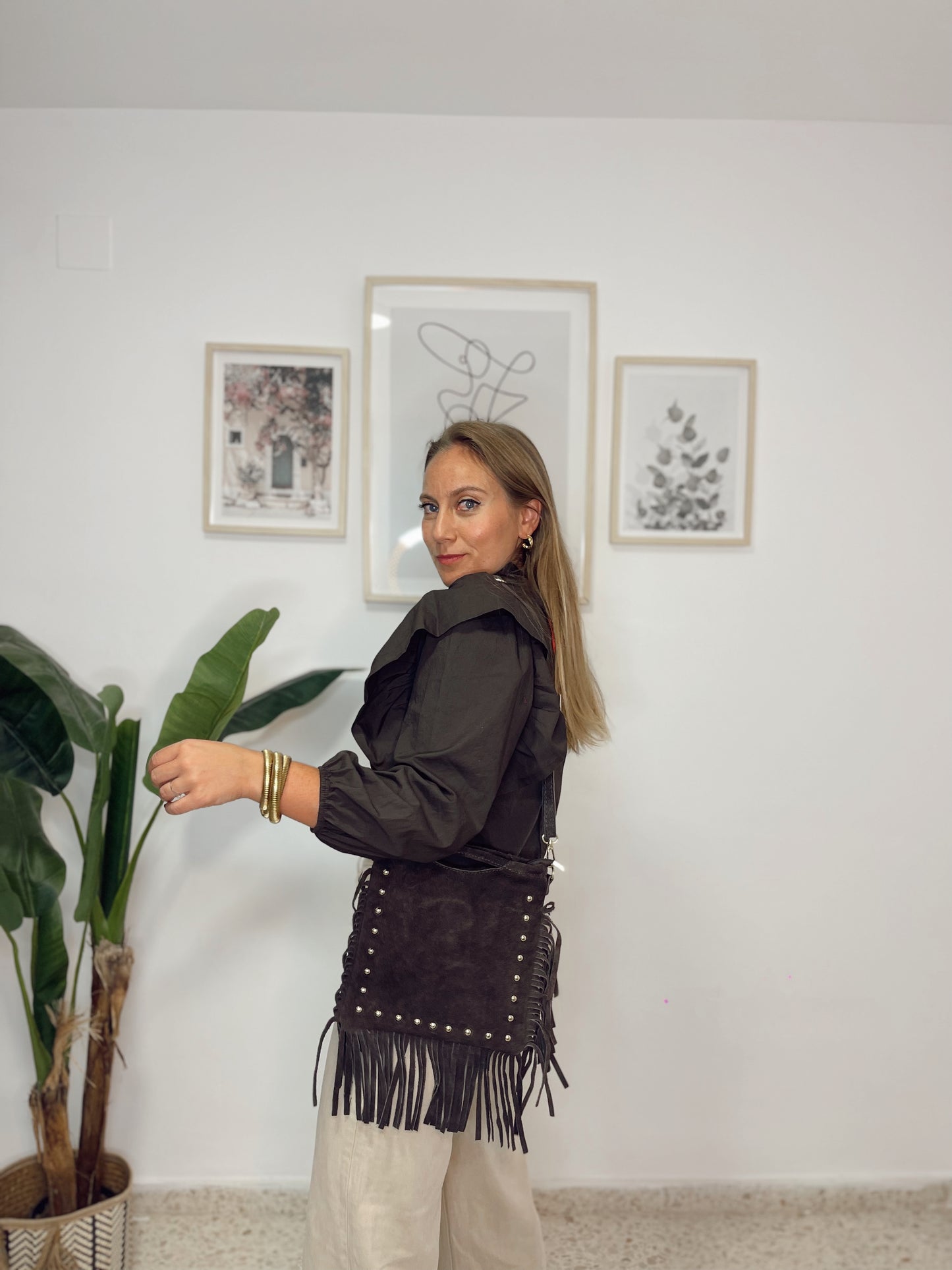 Bolso piel tachas y flecos chocolate