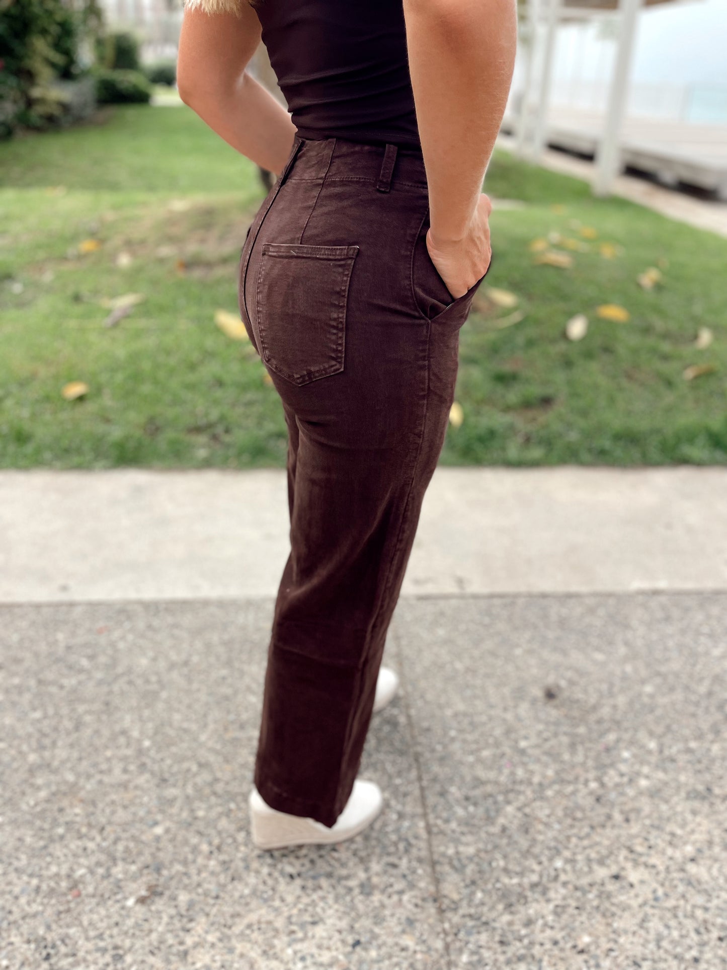 Vaquero tiro alto chocolate con cinturón