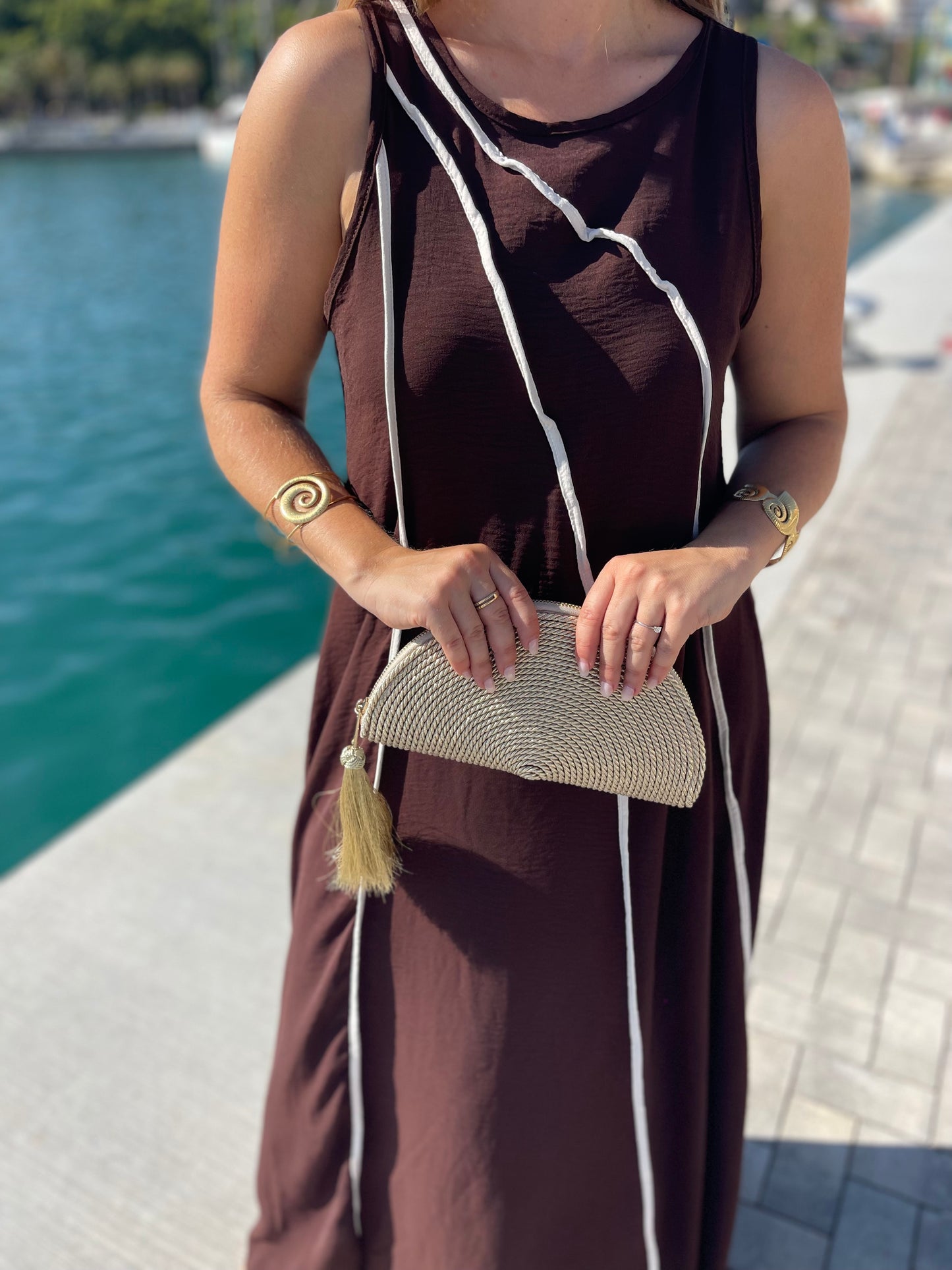 Bolso de mano dorado