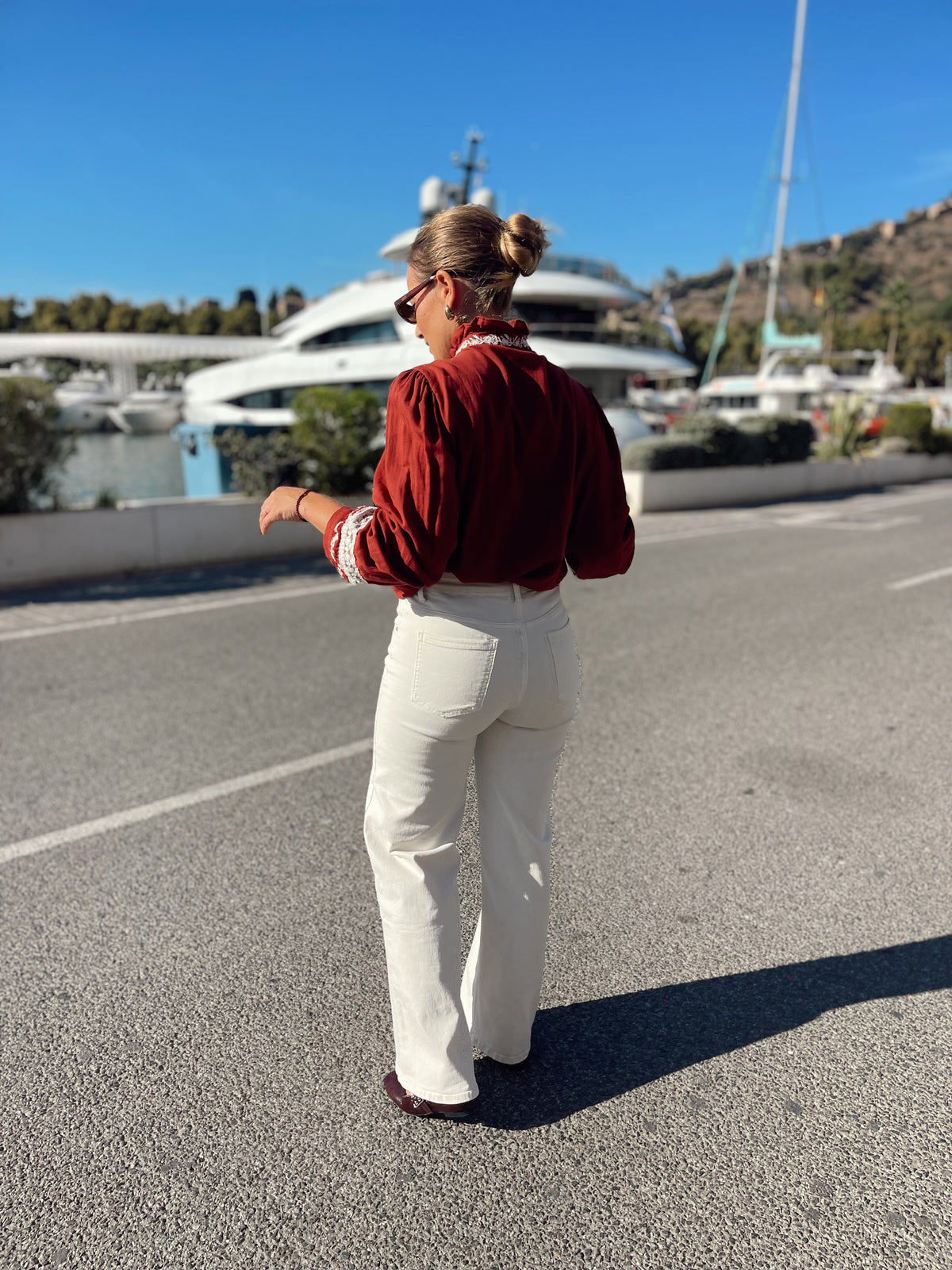 Pantalón vaquero tiro alto beige wide leg elástico moldeador
