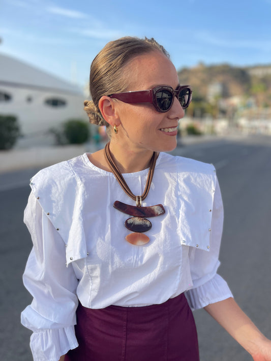 Blusa solapas tachuelas