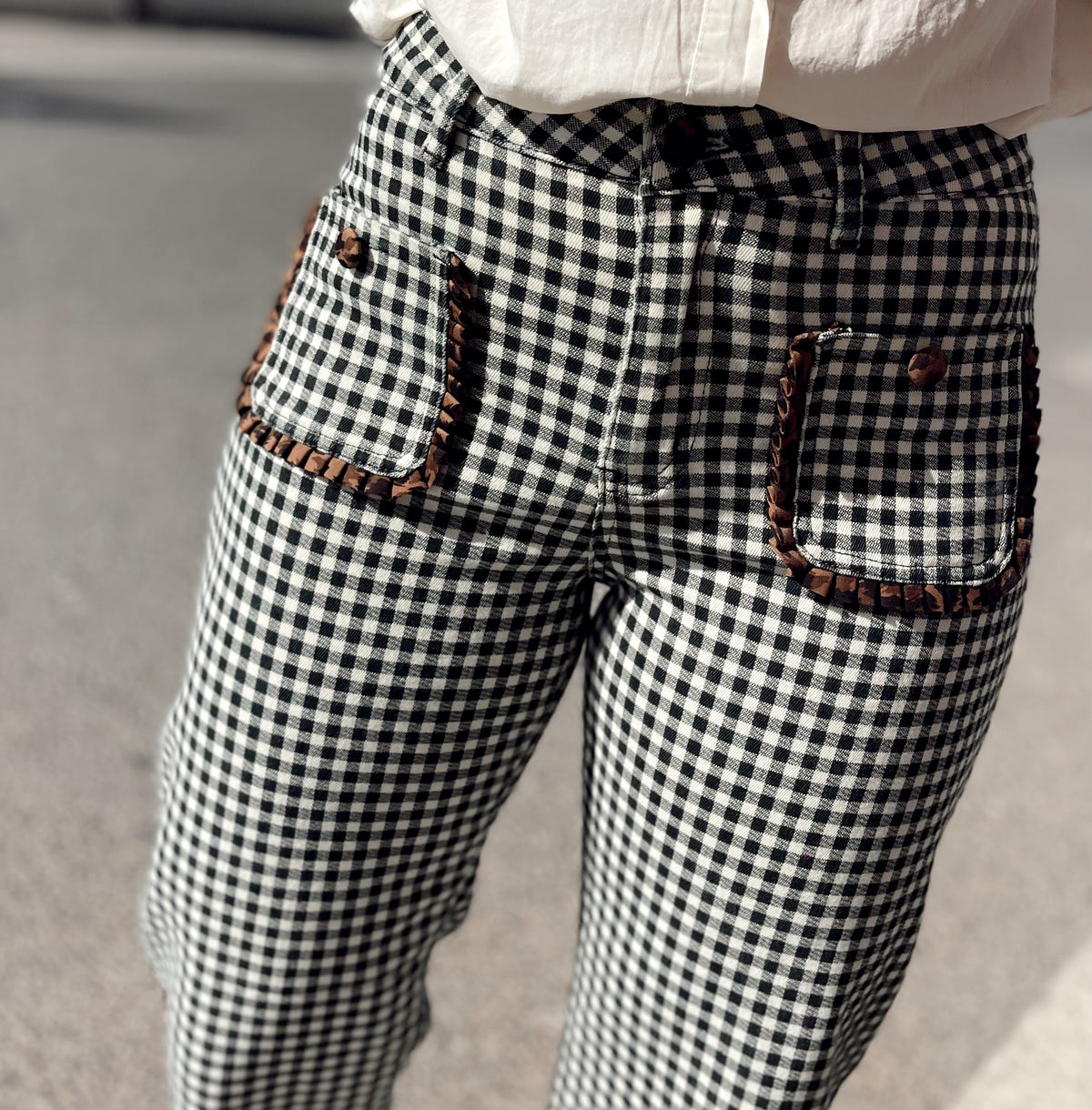 Pantalon Vaquero cuadros con bolsillos ribete animal print