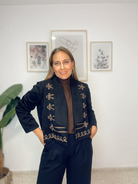 Chaqueta ante bordados