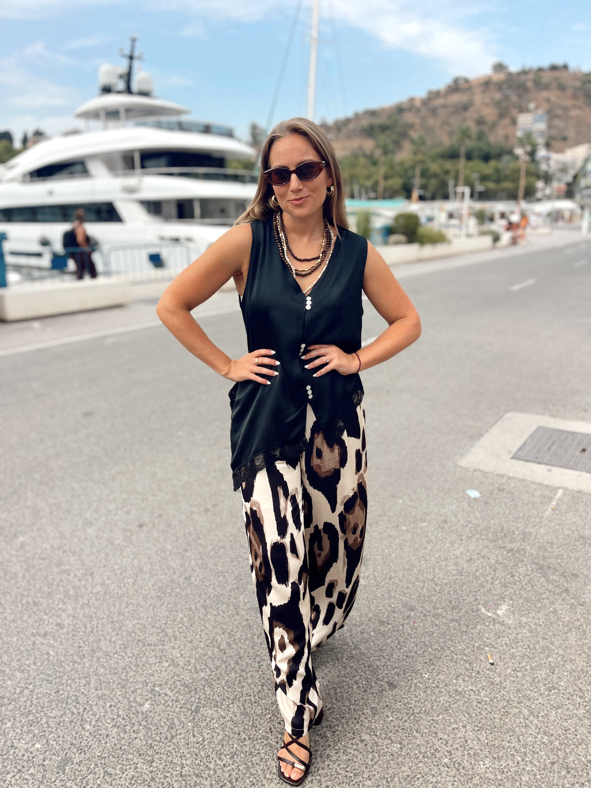 Blusa satinada asimetrica negra