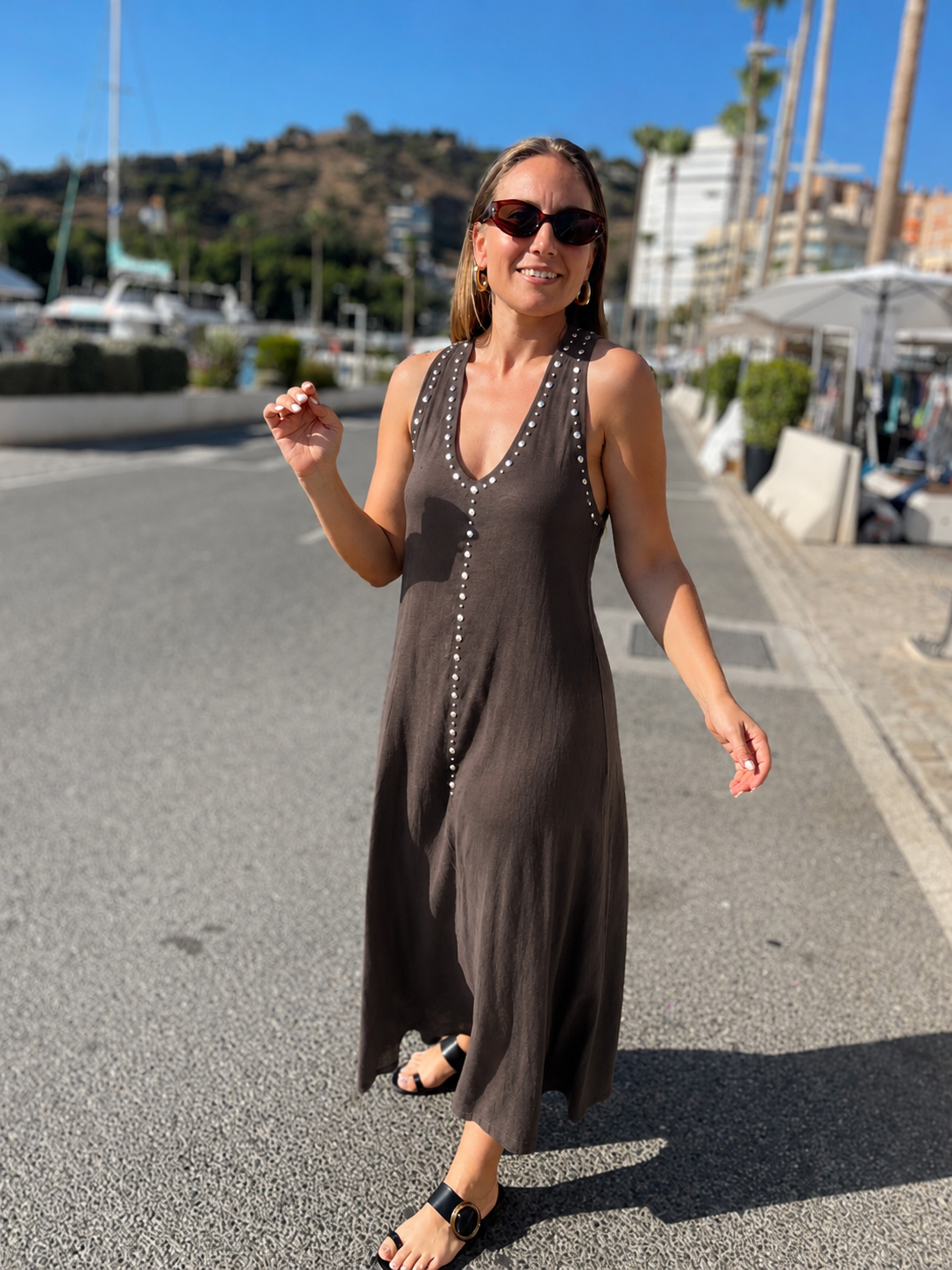 Vestido tachas ariana marron