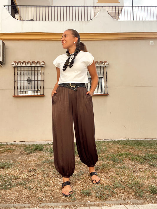 Pantalón bombacho satinado con bolsillos