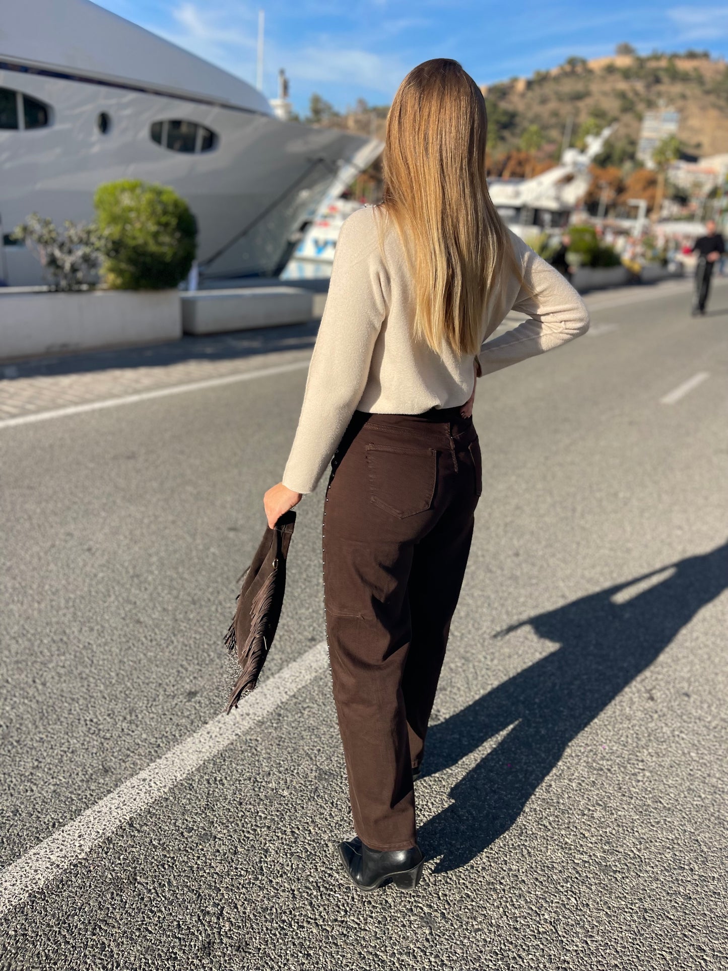 Pantalón tachuelas chocolate