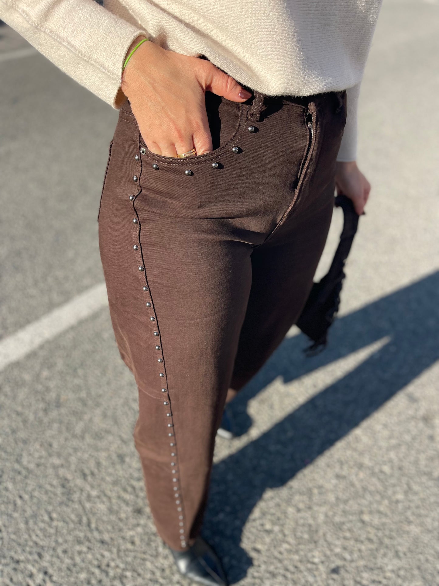 Pantalón tachuelas chocolate