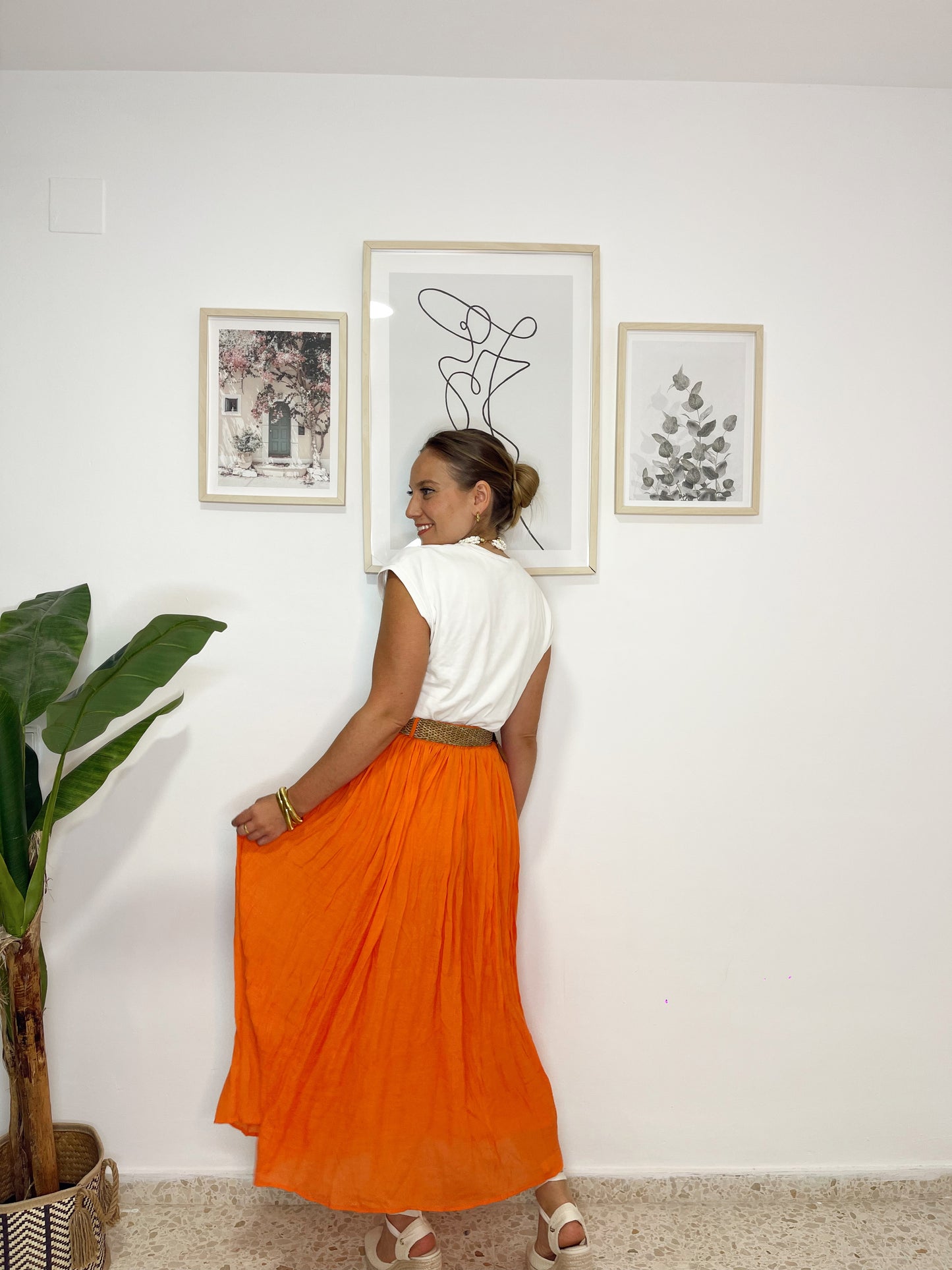 falda naranja plisada