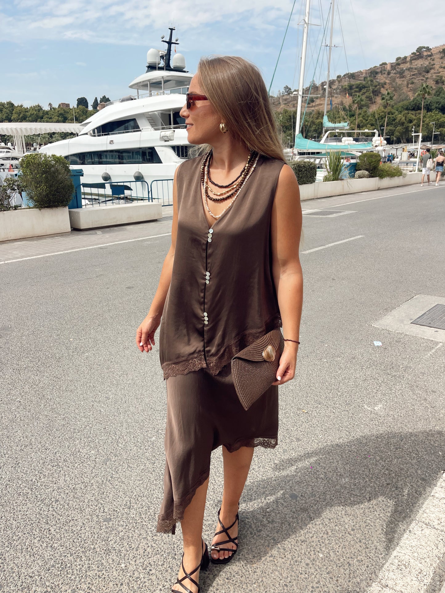 Blusa satinada asimetrica marron