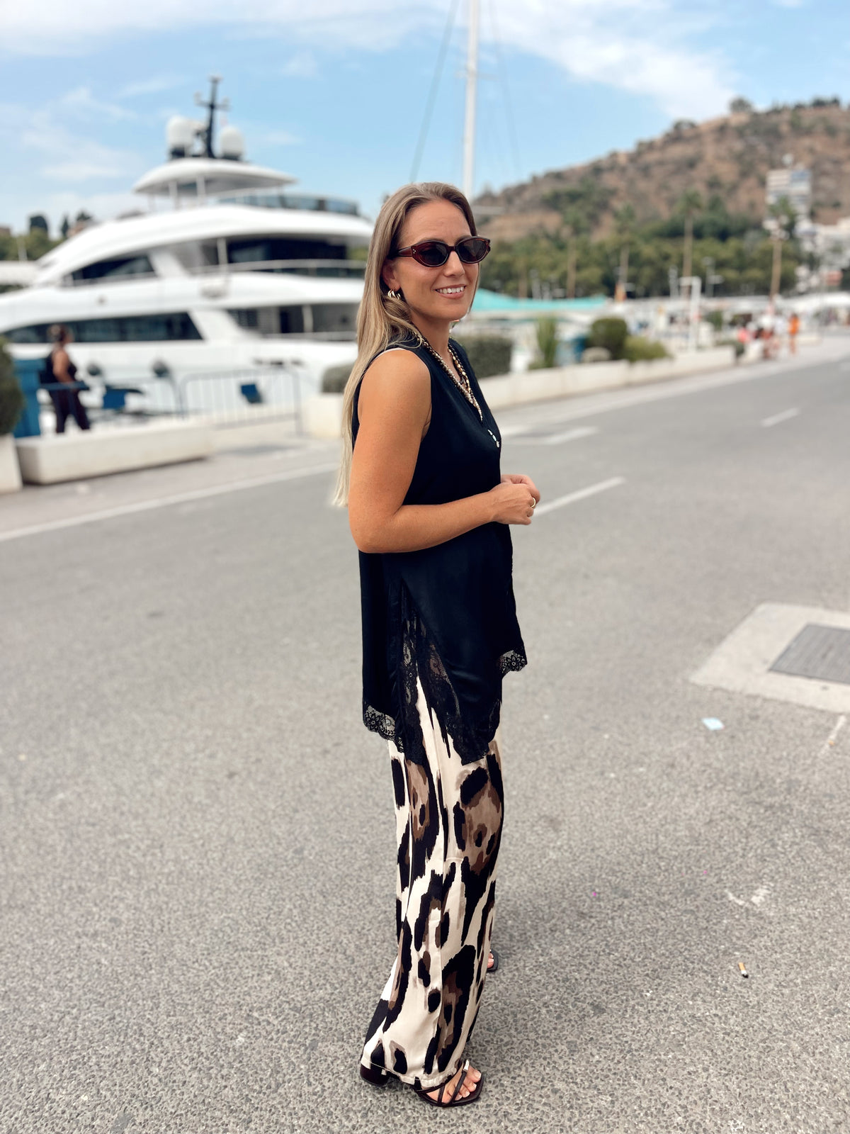 Blusa satinada asimetrica negra
