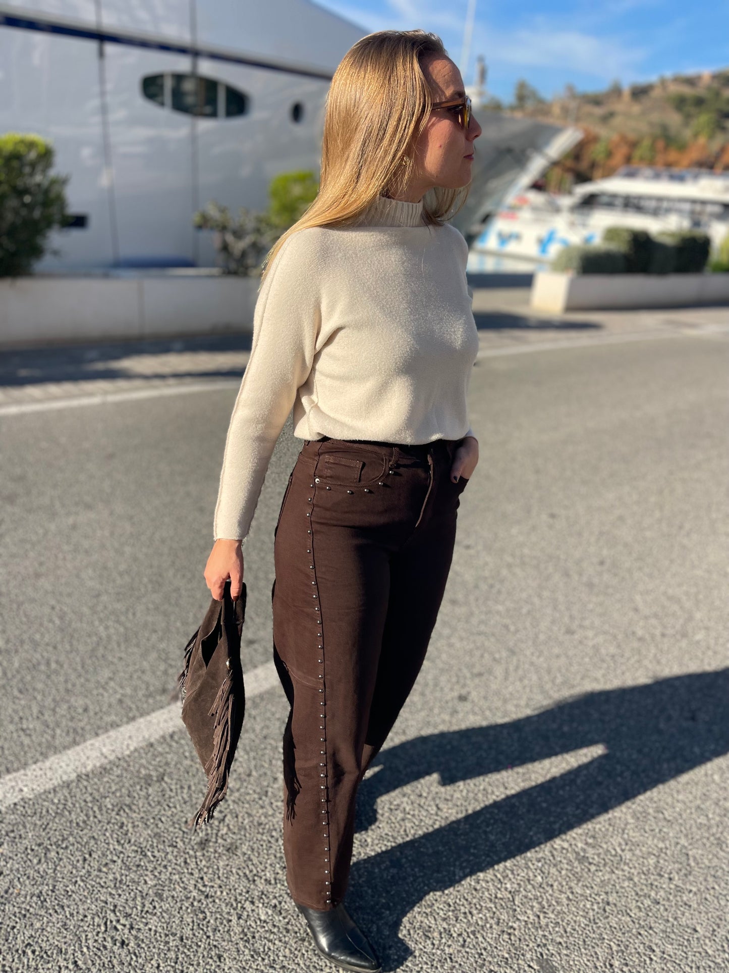 Pantalón tachuelas chocolate