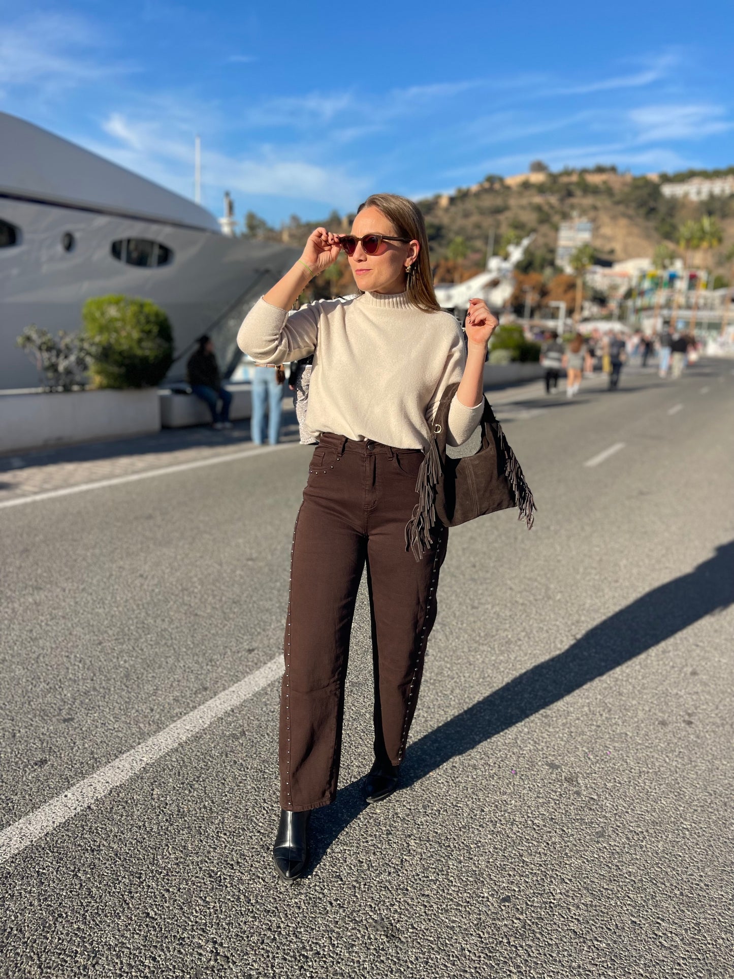 Pantalón tachuelas chocolate