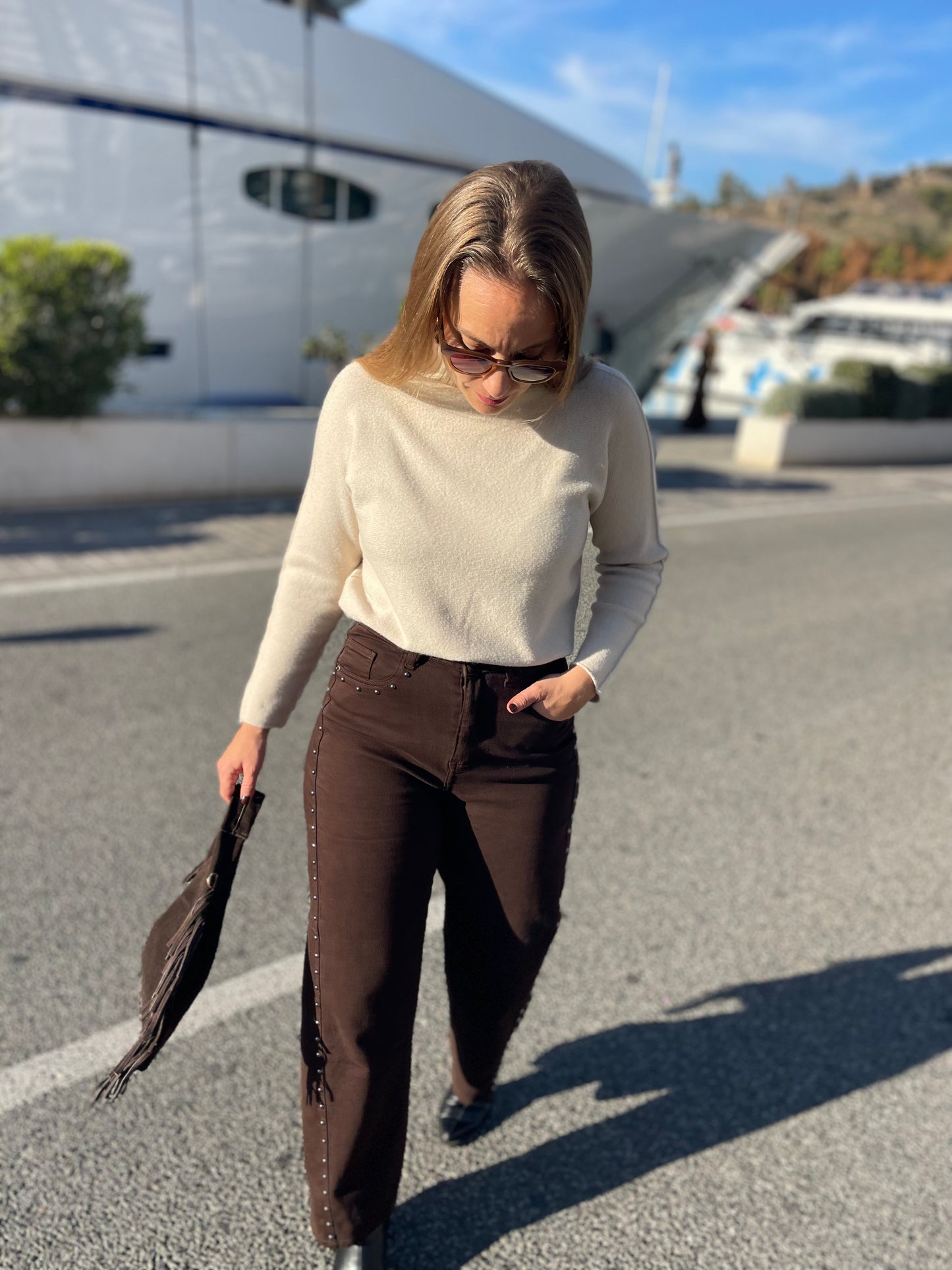 Pantalón tachuelas chocolate